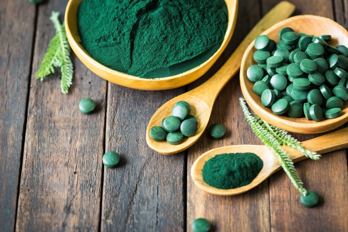 What is spirulina and how can it transform your health? Discover the benefits for athletes, nutritional facts, and tips on how to choose quality spirulina 2026.