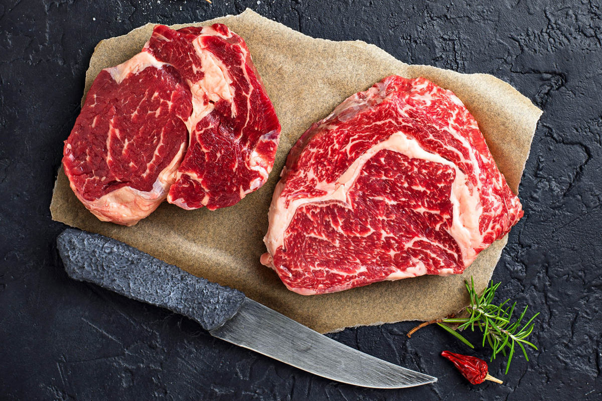 Washing meat after buying in US stores 2026: learn why rinsing poultry or beef spreads bacteria and how to safely handle packaged food in your modern kitchen.