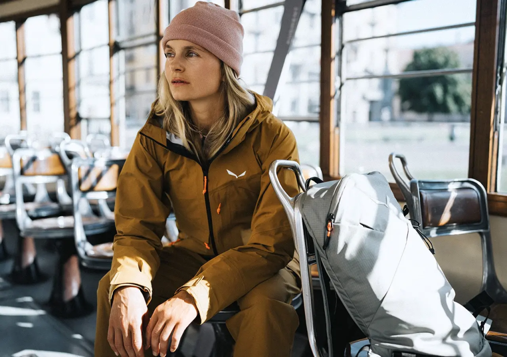 Quiet Outdoor style guide: how to wear technical hiking gear in the US without looking like a hiker. Learn about 2026 trends, top brands, and functional urban fashion.