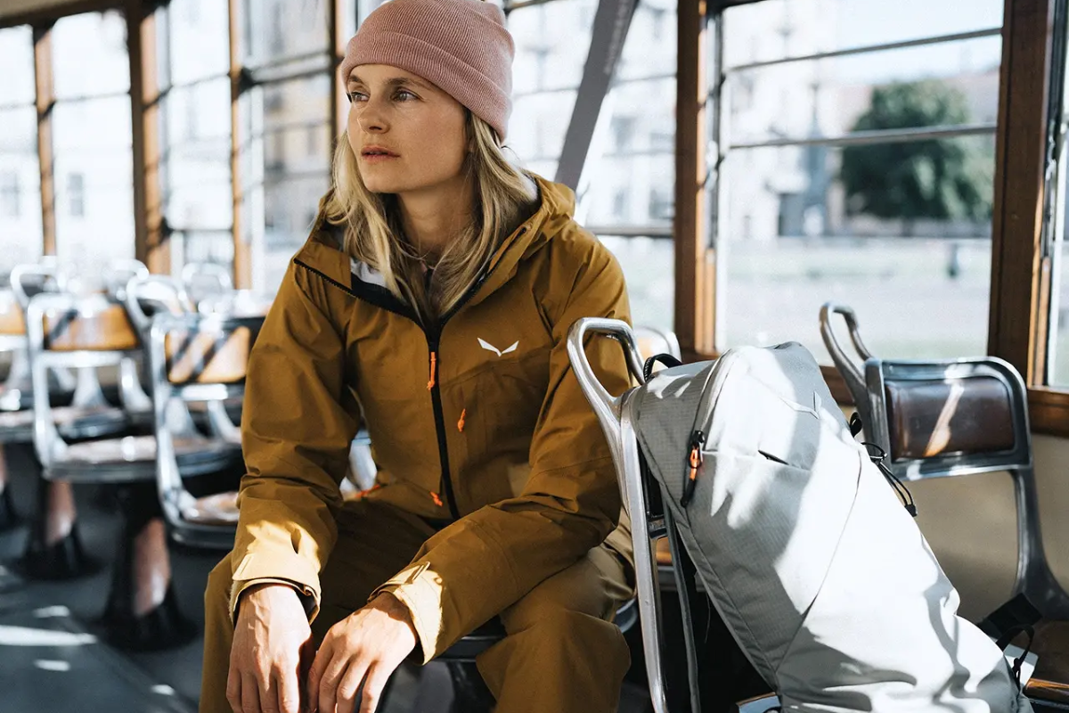 Quiet Outdoor style guide: how to wear technical hiking gear in the US without looking like a hiker. Learn about 2026 trends, top brands, and functional urban fashion.