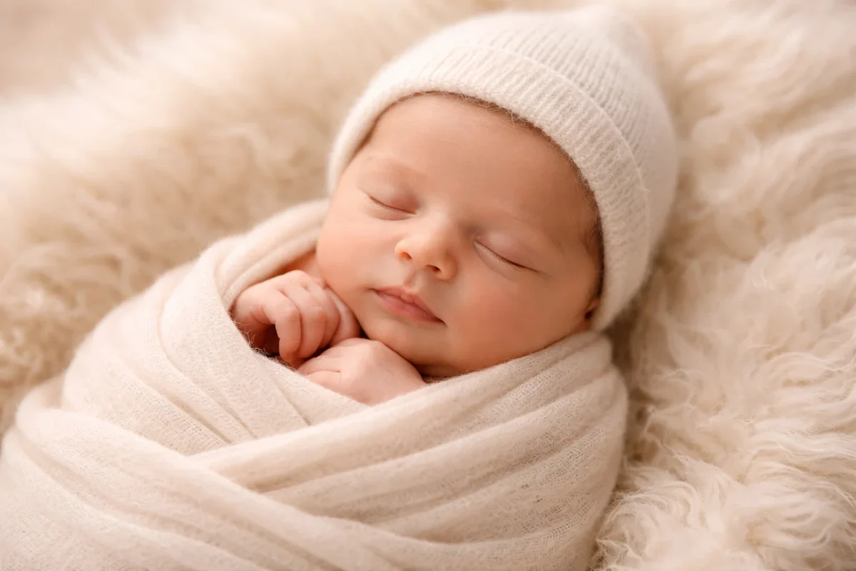 How to help a baby with colic effectively. Discover the main causes of infant distress, soothing massage tips, and dietary advice for parents of newborns.