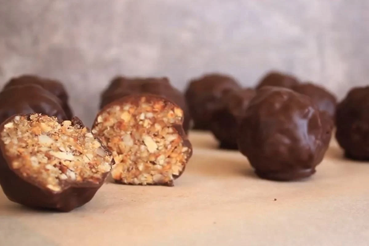 How to make Meteorit candies at home with this professional guide. Learn the classic walnut recipe and a sugar-free honey alternative with perfect chocolate coating.