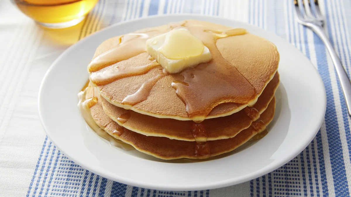 Fluffy American pancakes recipe: learn how to cook this world-famous breakfast with a light, sponge-like texture. Discover sweet and savory topping ideas today.
