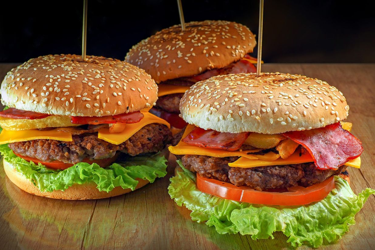 How to cook a juicy burger with a gluten-free bun at home in 15 minutes. High-protein recipe with milk powder buns, cottage cheese, and fresh vegetables for health.