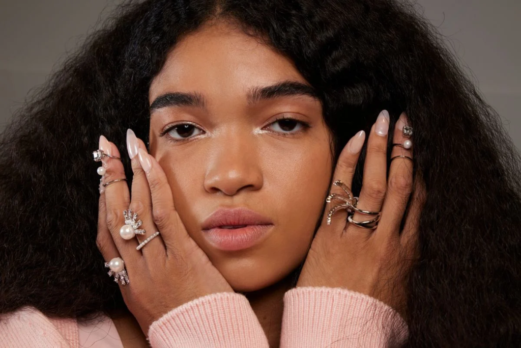 Manicure Spring 2026: learn about the viral lip gloss nails trend. Expert tips on achieving the celebrity-inspired glowing look with pink hues and mirror finishes.