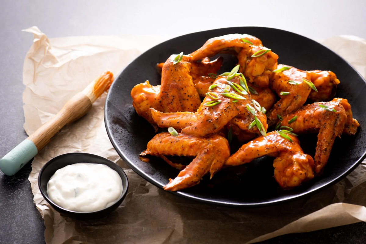 How to cook Buffalo chicken wings: Professional recipe for crispy and spicy chicken wings with details on the authentic sauce and frying methods for 2026.