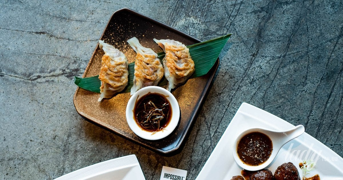 Gyoza with hake and vegetables: a step by step recipe for Asian dumplings with a Mediterranean twist. Learn the secrets of professional dough and juicy fish filling.