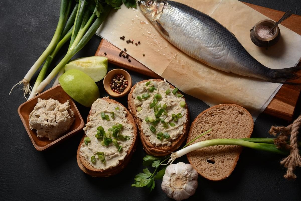 How to prepare forshmak: best authentic recipes for herring pâté. Step by step guide to Jewish appetizers with herring, apples, eggs, and butter for your table.