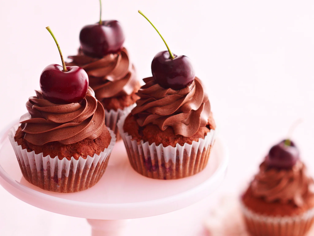 Chocolate cherry cupcakes: how to bake incredibly moist desserts with coffee notes and silky ganache. Step by step recipe for the perfect chocolate and cherry treat.