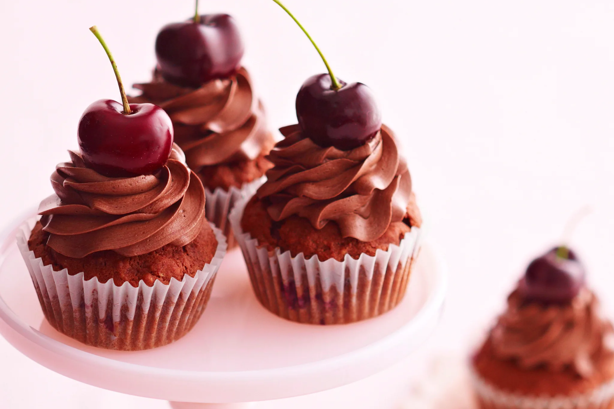 Chocolate cherry cupcakes: how to bake incredibly moist desserts with coffee notes and silky ganache. Step by step recipe for the perfect chocolate and cherry treat.