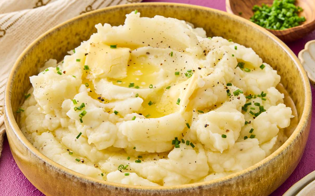 Make creamy, buttery mashed potatoes like a professional chef. Choose the right potato, master the technique, and avoid common lumpy mistakes.