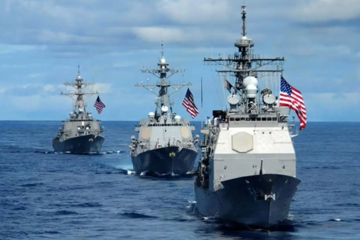 U.S. warships cross Strait of Hormuz for first time since Iran war began in 2026. Discover the impact on global oil trade, the role of USS Michael Murphy, and mine clearance.