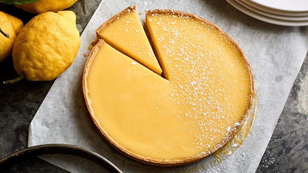 What is a tart and how do you make one? Learn how to prepare crisp pastry, vanilla cream and fresh fruit, with baking times, tips, variations and storage advice.