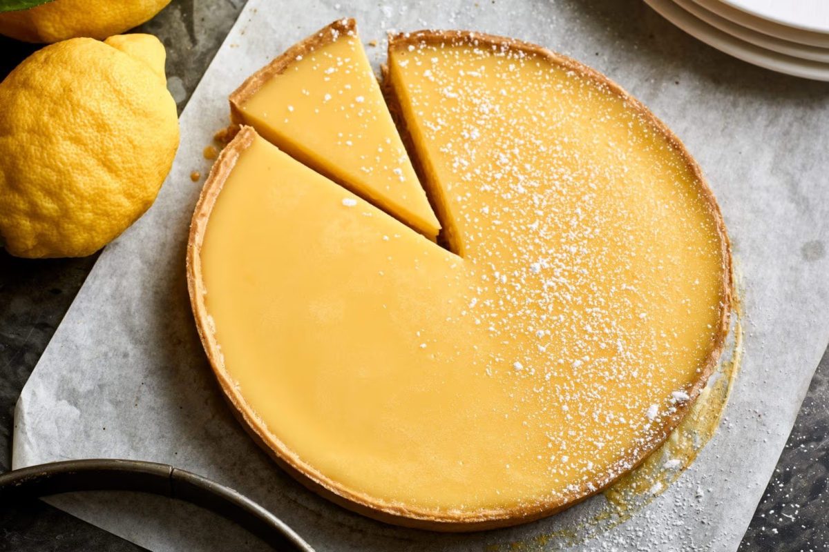 What is a tart and how do you make one? Learn how to prepare crisp pastry, vanilla cream and fresh fruit, with baking times, tips, variations and storage advice.