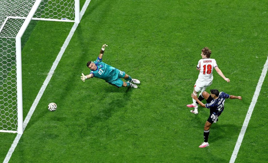 Argentina advances to the World Cup final after late goals from Enzo Fernández and Lautaro Martínez secured a dramatic 2-1 victory over England.